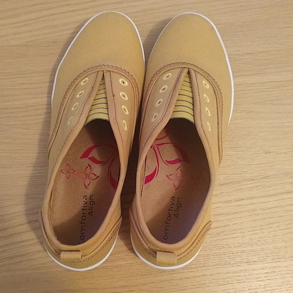 Comfortiva Align Slip on shoes Mustard sz 8 Wide